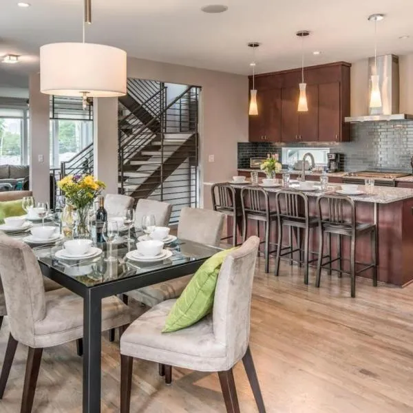 Great Location, Large Home - Roof Deck, Walk to Ni, hotel in Nashville