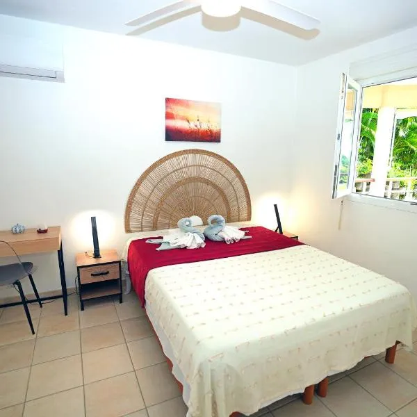 T2 confort zen avec jacuzzi idéal couples jeunes parents proche plage Anse Mitan, hotel em Les Trois-Îlets