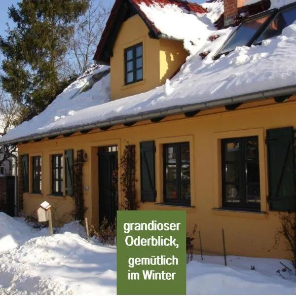 Ferienhaus Lebuser Land für bis zu 4 Personen mit 1300 qm Garten und Privatsauna, grandiosen Blick über die Oder, sonntags late check out bis 18 Uhr inklusive, hotel a Lebus