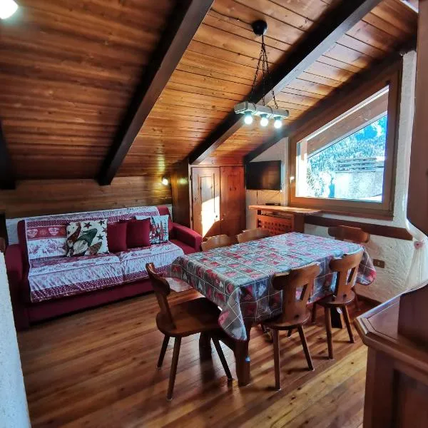 Mansarda trilocale direttamente sulla pista a Folgarida - Belvedere, khách sạn ở Folgarida