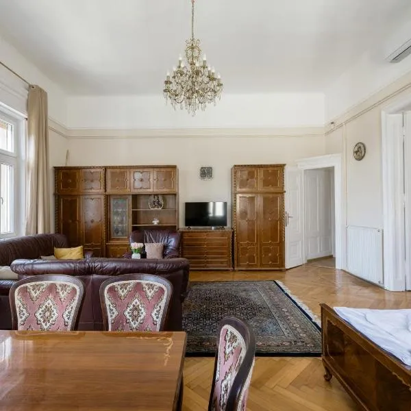 Vintage Build 2 Bedroom 2 Bathroom، فندق في بودابست