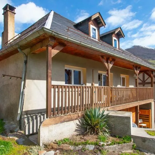 Maison spacieuse à la montagne, hotel in Moustajon