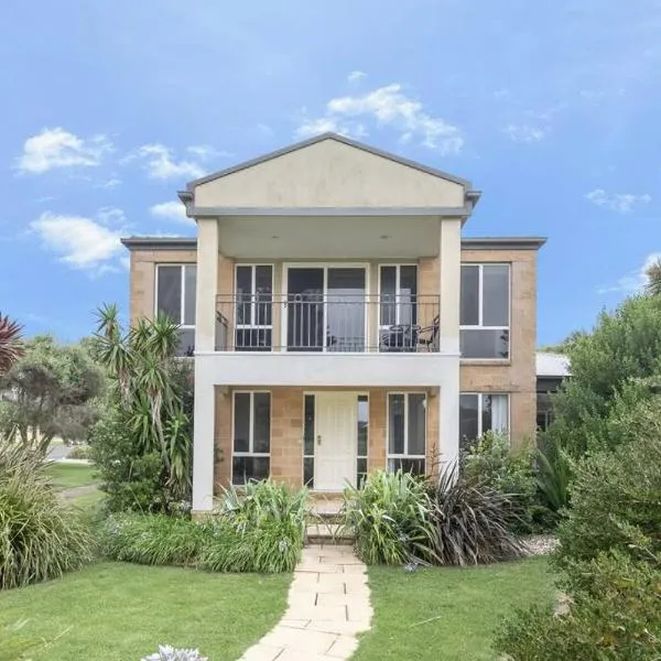 4 BR house near beach sleeps 9, hotel in Warrnambool