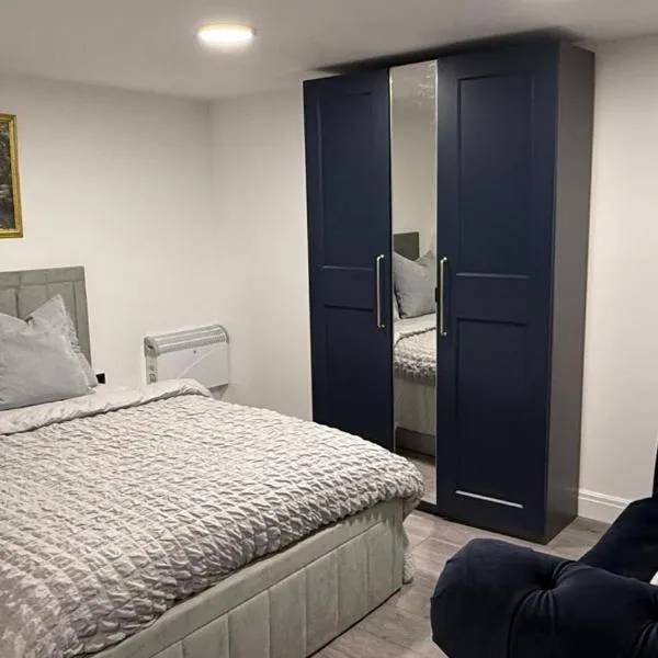 Irtaza charming suite, hotel in Waterlooville
