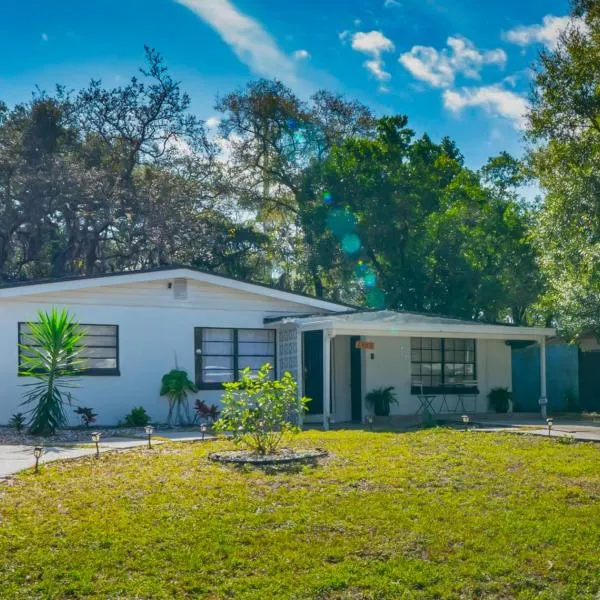 Cozy apartment near Busch Gardens Adventure Island and USF, hotel v destinaci Tampa