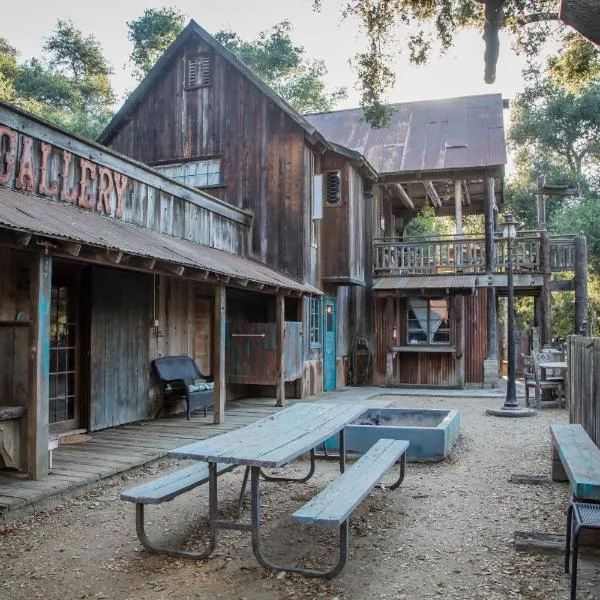 Historic Farmhouse on 5 Peaceful Acres with Ancient Oaks & Creek above Temecula, hotell sihtkohas Temecula