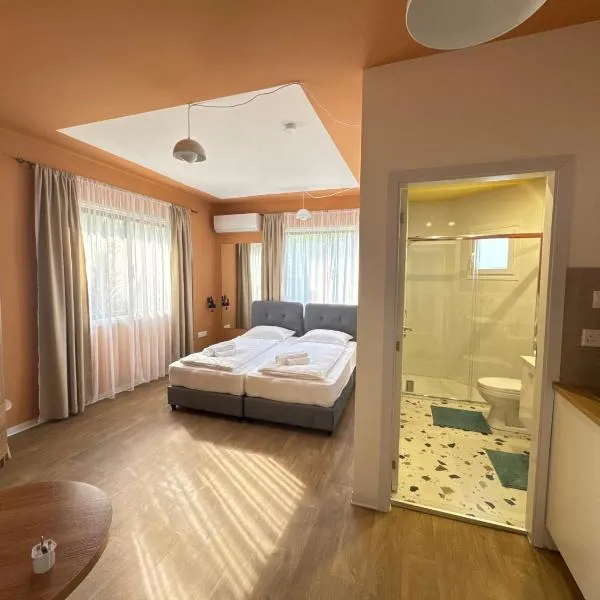 Modern Studio 2 private Kitchenette and Bathroom, hotel v destinaci Limassol