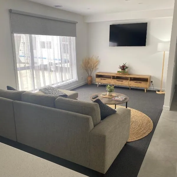 Eureka Gold Stays 2 bedrooms 2 bathrooms Wendouree No pets, hotel a Wendouree