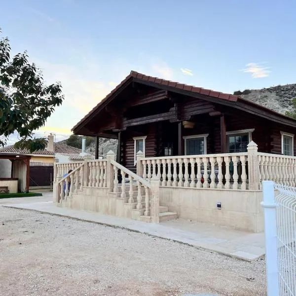 La casica de madera con Jacuzzi exterior y barbacoa, hótel í Murcia
