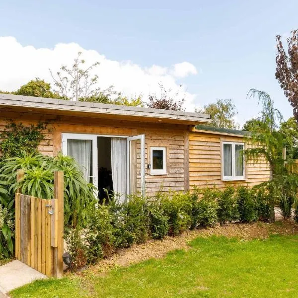 Cosy Cabin Retreat Close to Beaches, hotel in Birdham
