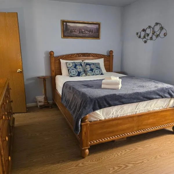 Entire 2-bedroom, 2 bath home with parking and newly renovated floors, Hotel in Canton