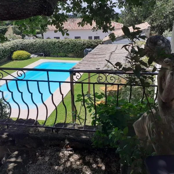 Au pied du Luberon, מלון בLes Taillades