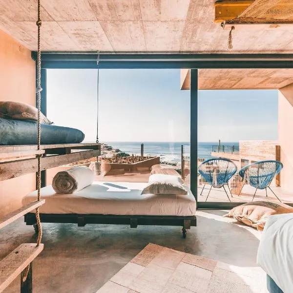 Noah Surf House Portugal, hotel v destinaci Santa Cruz