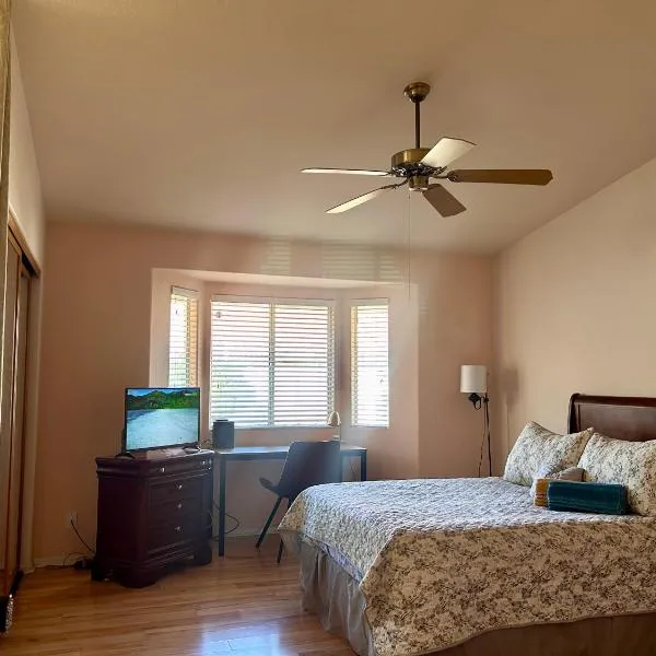 Stallion Crest Suite with TV and private bathroom, hotel in Hemet