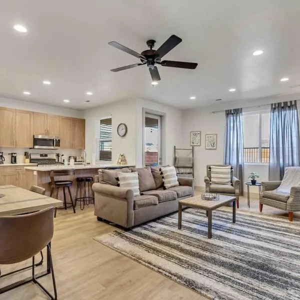 New 3 BR Townhouse - Heated Pool Sunset Patio Walk to Parks, hotel in Santa Clara