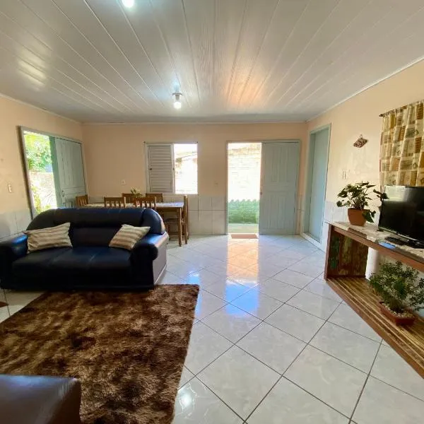 Casa com churrasqueira- Cozinha equipada- Wi-Fi rápido- Garagem- Ideal para Famílias- Praia- Vila Nova, Imbituba, hotel em Imbituba