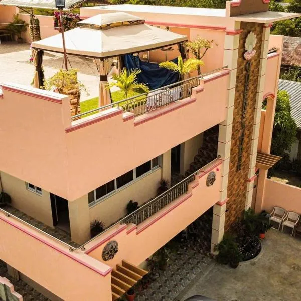 Queenslander Hotel and Restaurant, hotel v destinaci Alaminos