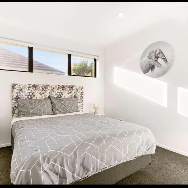 Room available near airport, hotel v destinaci Takanini