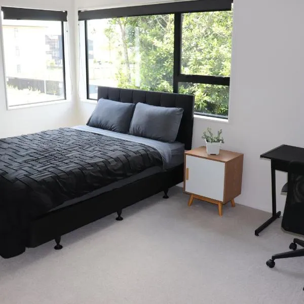 Large Bedroom with Private Bathroom Plus Shared Kitchen and Amenities, hotel in Auckland