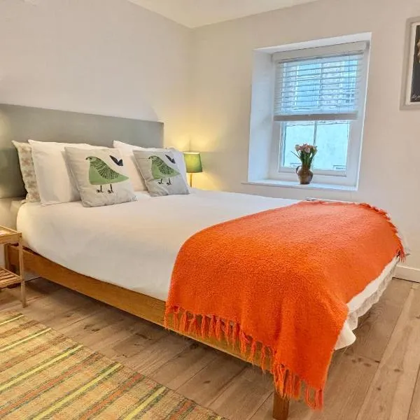 Whirlygig Cottage, near to Penzance Harbour, Hotel in Penzance