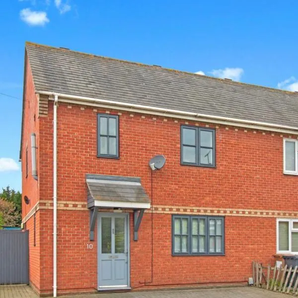 Conveniently located 3 bed spacious home for couples, families and groups in Ipswich, hotel in Ipswich