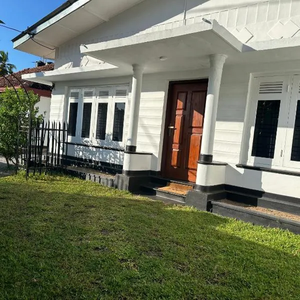 Negombo - Entire House - Sleeps 7 - Close to the Airport, hotel v Negombu