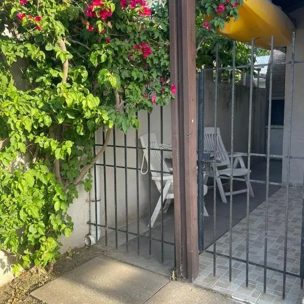 Casa Emilio - Casa Centrica con Cochera, hotel in Monte Hermoso