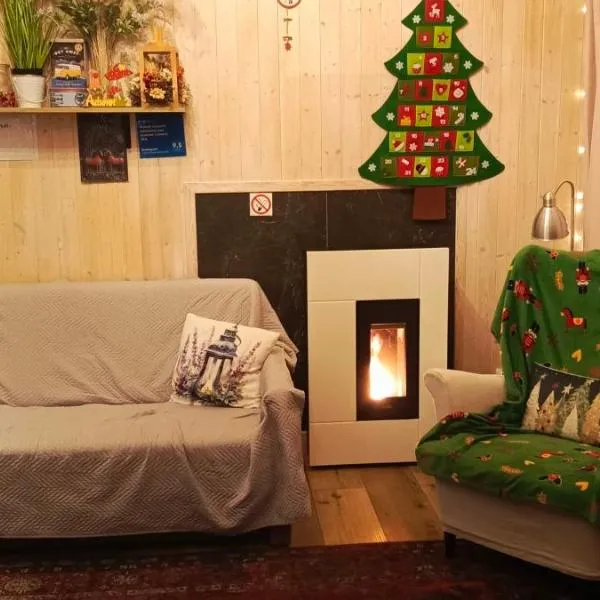 Domek Mazurski całoroczny nad jeziorem z Jacuzzi SPA, hotel in Pasym