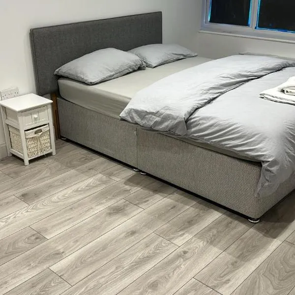 Gatwick Guest House - Short & Long Stay, Airport Parking, Airport Shuttle, Early & Late Check In - 49, RH11 8QX、クローリーのホテル