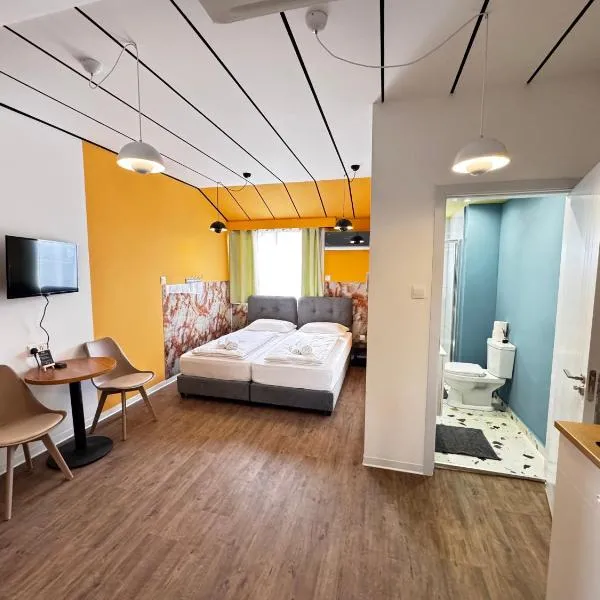 Modern Studio 11 private Kitchenette and Bathroom, hotel v destinaci Limassol