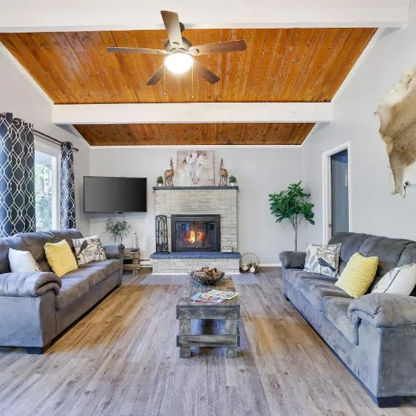 COZY COTTAGE Spacious 4Bdrm 2Bth, Hot Tub, Game Movie Room, Close to camelback skiing, Sauna Firepit, Arcades, Backyard Playground, 2 Min Walk To Pool, Lake, Beach, Basketball โรงแรมในTobyhanna