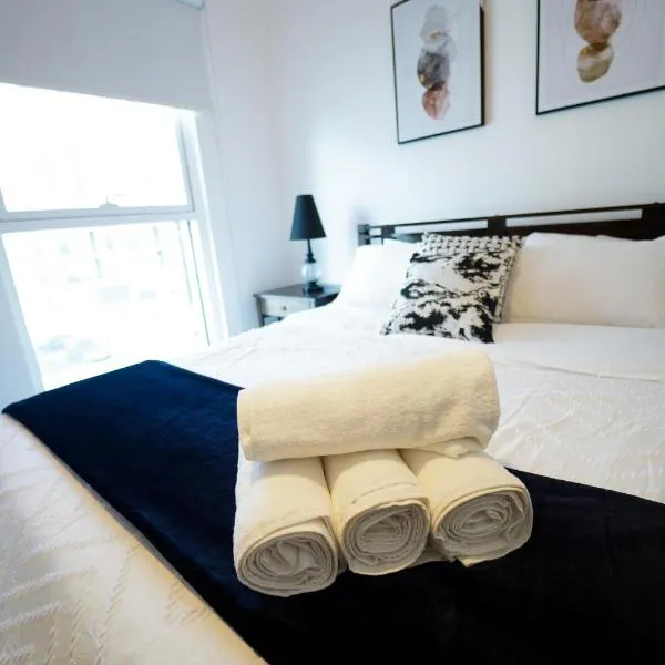 Private Room & Bathroom in Watersedge Apartment sharing with Host Couple, hotel Abu-Dzabiban