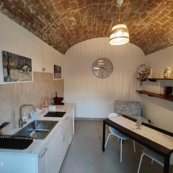 Sotto la Torre - Piano Terra, hotel v destinaci Novi Ligure