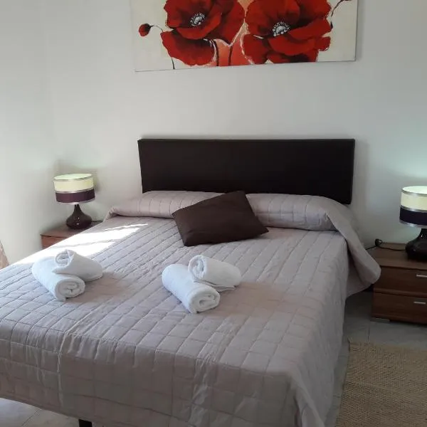 Salina Room with private balcony, hotel v destinaci Naxxar