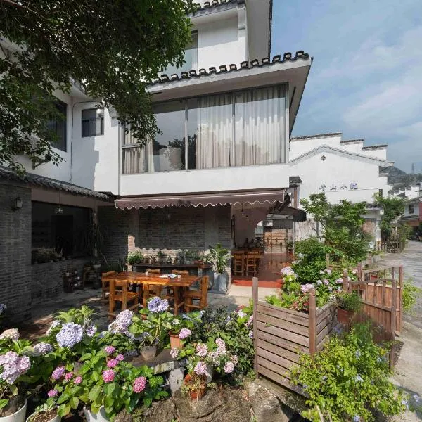 Castle peak yard Inn Free railway st ation pick-up by 2 nights English and Spanish reception available, hotel in Guilin