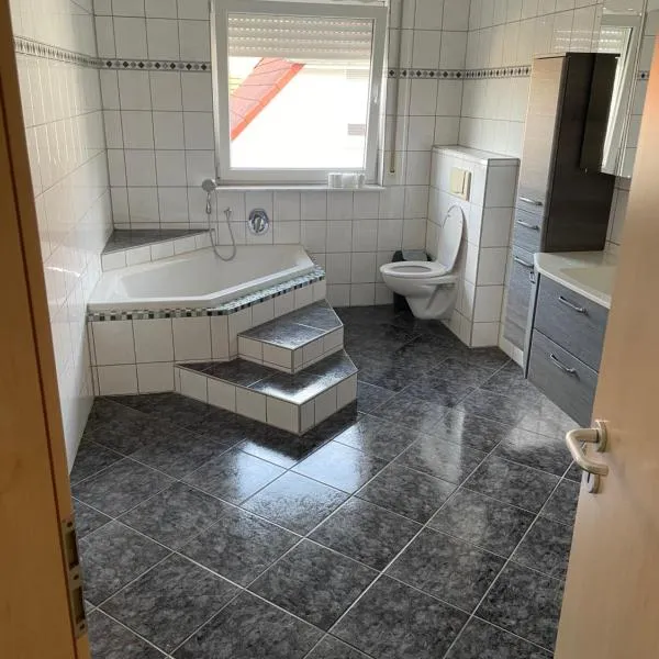 Kassel Lohfelden Monteur und Family Qualitat Schmidt ll, hotel v destinaci Lohfelden