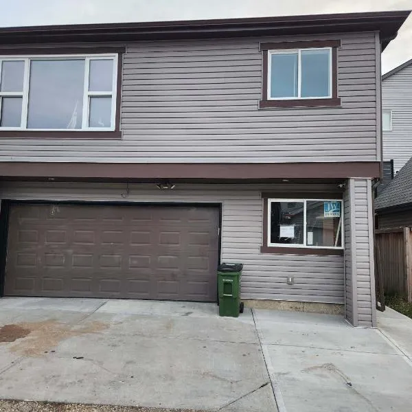 Modern Family Home with guest heat garage, Pet-Friendly!- NO BASEMENT, hotel in Edmonton