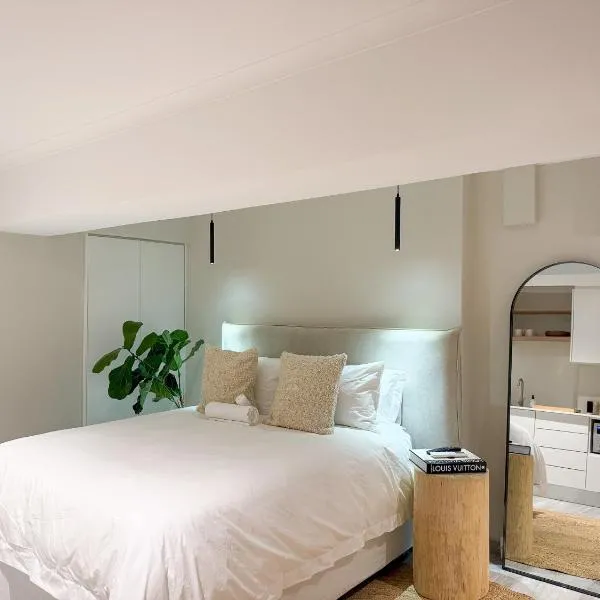 Walk to Promenade, Stylish Secure 1BR!5mins Beach, מלון בקייפטאון