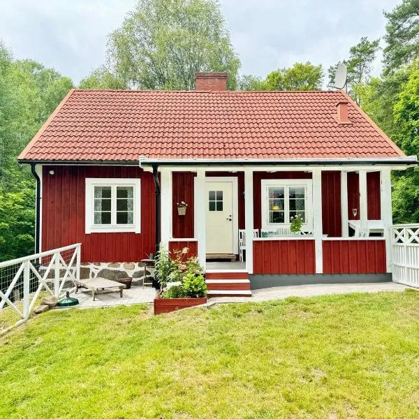 Charming little Swedish cottage in the Big Woods, khách sạn ở Svängsta