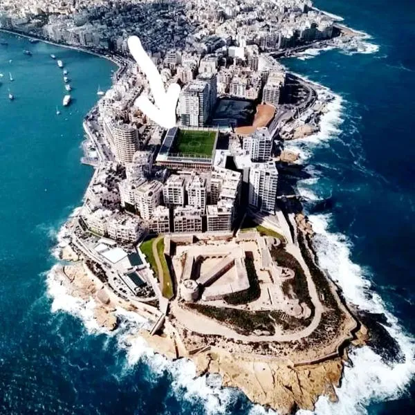 Excellent location bright sliema tigne apartment, hotel in Sliema