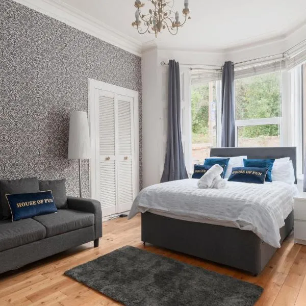 3 bedrooms bungalow, sleeps 6, free parking with garden, hotel in Edinburgh