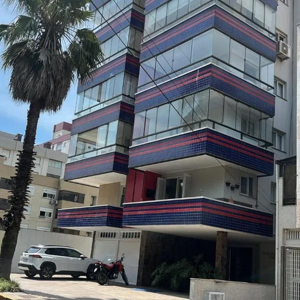 Espaçoso 1 d perto do mar com vaga, hotel v destinaci Capão da Canoa