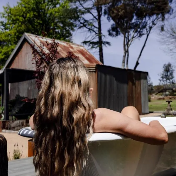 WAIRERE REST - High Country Couples Retreat - Outdoor Bath with Rural View、Piriesのホテル