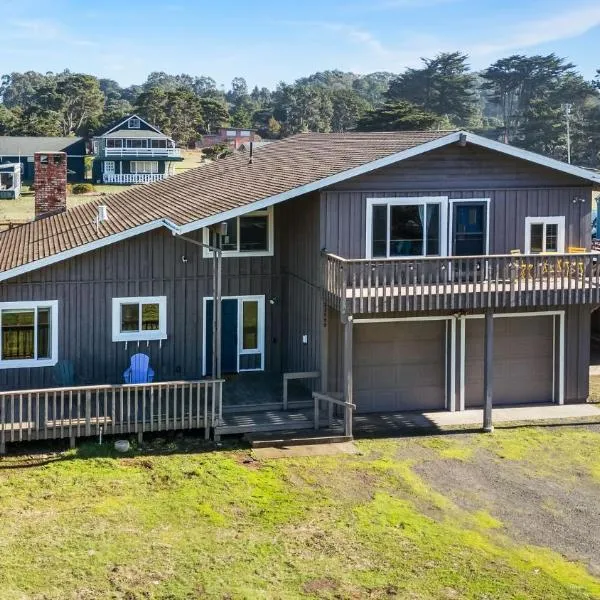 Oceanview 5 bedroom hot tub, firepit & dog run, hotel a Fort Bragg
