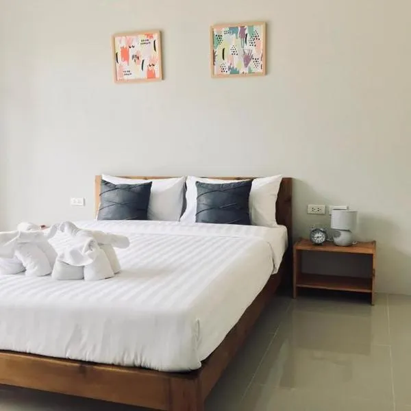 Snooze Inn Phuket - Free Shuttle to Bang Rong Pier, hotel v destinaci Ban Pa Khlok