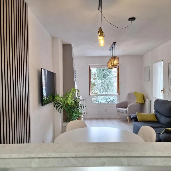 Acogedor apartamento con piscina compartida y opción a parking，哈卡的飯店