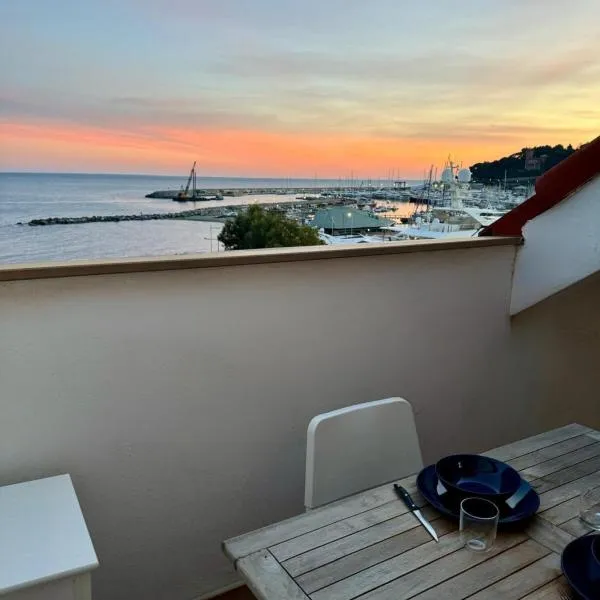 Appartamento sul mare con box auto, hotel v destinaci Varazze