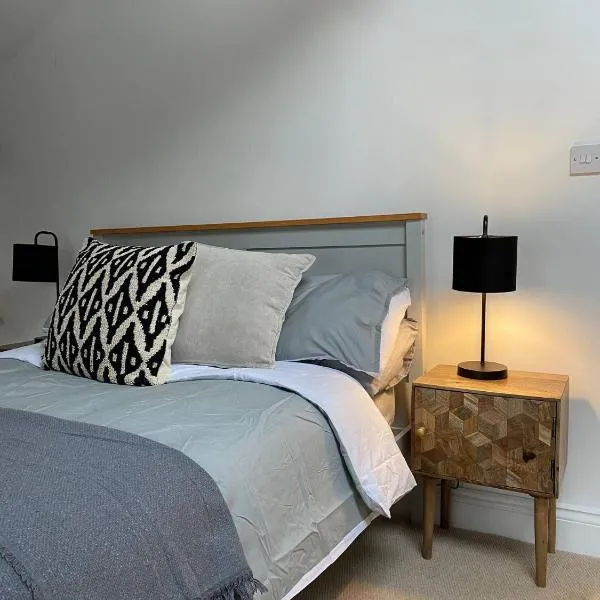 The Penthouse Apartment, Sleeps 4, Town Centre, hotel in Brampton