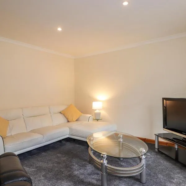 5 Pitgaveny Court, hotel in Lossiemouth