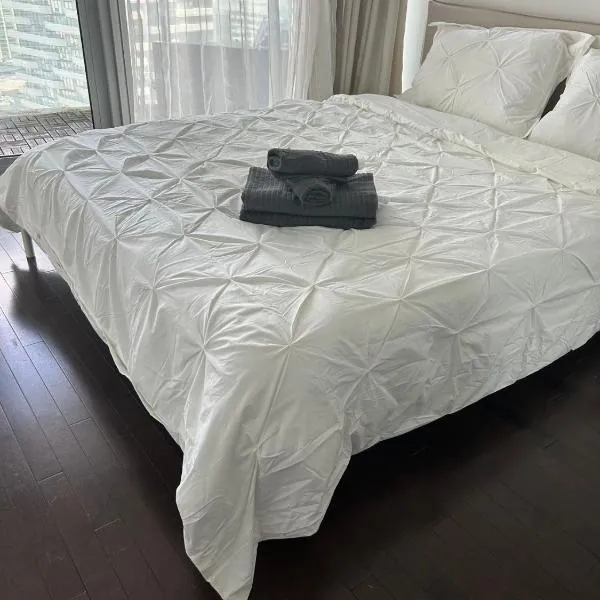 Downtown Modern Lakeview Condo 3 Queen Beds Near CN Tower & Rogers Centre, hotel v destinaci Toronto